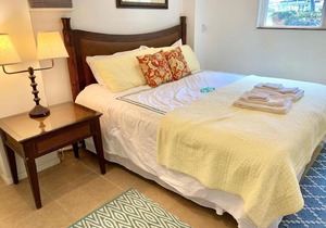 Hawaiian Cottage-Seconds away from beach access- A/C Near North Shore Oahu