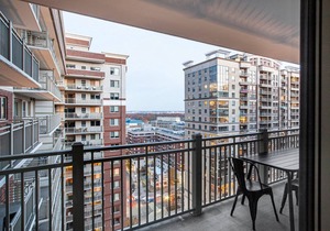 Luxe Ballston 1BR w/Pool, W/D & Gym, walk to Bars & Metro, by Blueground in Northern Virginia