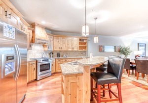 Mountain condo w/gas fireplace, shared pool, hot tub, sauna & easy ski access in Government Camp