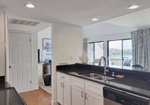 Raised Beach Townhouse, Lake View, Easy Walk to Beach, Pool, Covered Parking