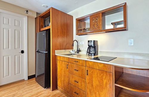 Diamond Head - Kapahulu - St. Louis Apartment | BMB 804 Modern Waikiki 1 Bedroom, 2 mins to Beach