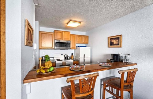 Historic Kailua Village Condo | 🏖️Breathtaking Ocean Front | AC | Next to Beach & Town