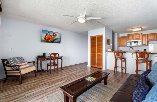 Historic Kailua Village Condo | 🏖️Breathtaking Ocean Front | AC | Next to Beach & Town