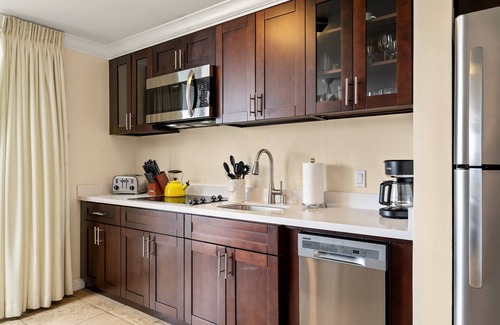 Waikiki Condo | Central Waikiki! Large lanai, close 2 beach! Fireworks! WASHLET! Sleeps 6!