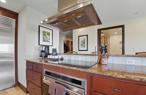 Wailua Condo | G301 - Extra Large Ocean View Corner Suite in Kapaa, Steps to Beach, AC, Pool!