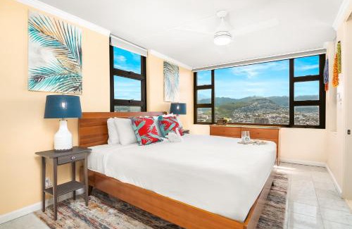 Waikiki Apartment | Panoramic Mountain View Near Waikiki Beach with Parking
