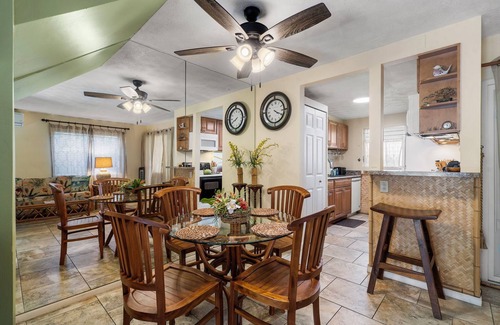 Kahaluu Bay House | 🏖️Steps From Lanai -> Beach | AC & WIFI | $ Affordable