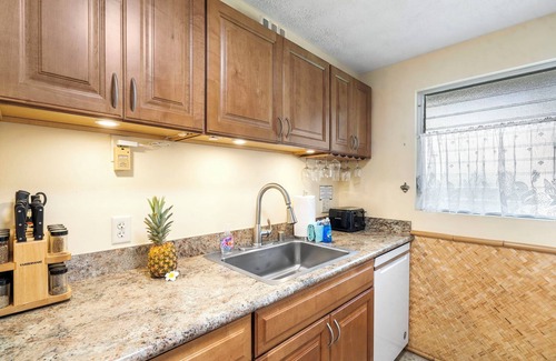 Kahaluu Bay House | 🏖️Steps From Lanai -> Beach | AC & WIFI | $ Affordable