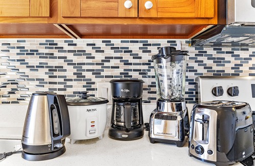 Waikiki Condo | Waikiki Banyan 1BR w/Great Ocean Views, Steps to Beach & Parking!