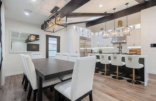 Magnolia Park House | 183 Stunning Stylish Modern Retreat in Burbank