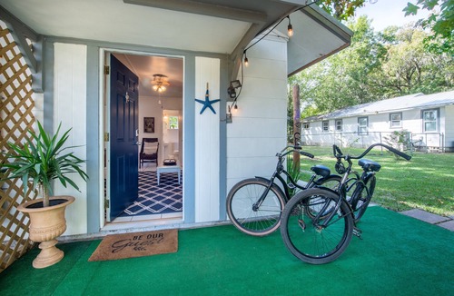 Crystal River House | 1BR NEAR WATER + HEART of CR RIVER-Manatees, Golf, Fish, Beach, Food