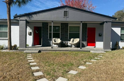 Brooksville Apartment | 2‑bed/1‑bath- Downtown Brooksville. Shops, cafés, and local attractions nearby