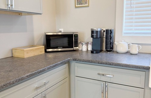 Easley House | 2BR 2.5 Downtown Oasis Full Kitchen, Pet Friendly, Close to Silos Food Hall