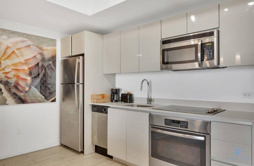 Hallandale Beach Apartment | 2BR Apartment with amenities and pool