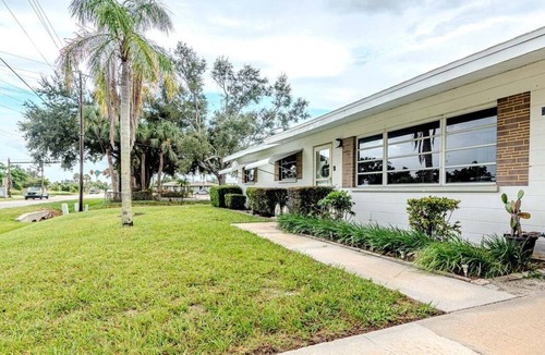Venice Gardens House | 3 BDRM Florida Charmer in Venice FL- Private Pool+King Bed+Parking for Boats/RVs