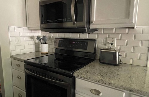 Lexington House | 3-bedroom King Suite Garage with WiFi