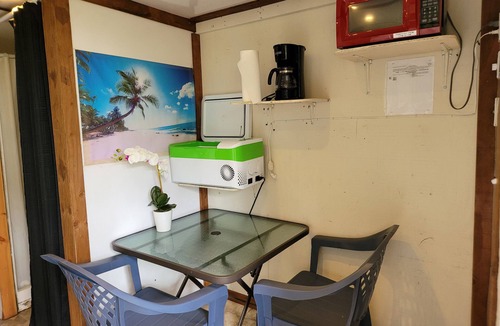 Fern Forest Cabin | #3 cabin - private space in volcano with TV, Microwave and indoor bathroom