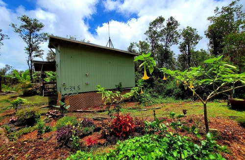 Fern Forest Cabin | #3 cabin - private space in volcano with TV, Microwave and indoor bathroom