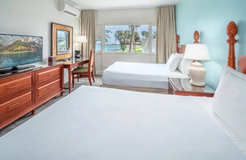 Kahului Hotel | 3 Oceanview Room Ideal for Family Beachside Relaxation | Near Kanaha Beach Park
