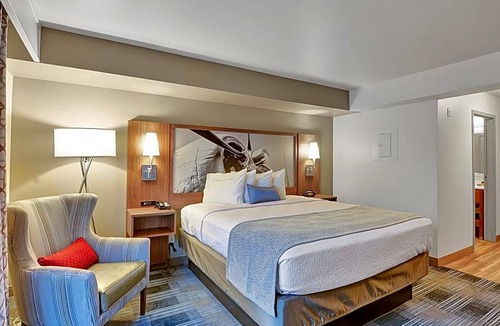 Holly Hotel | 3-Star Hotel ∙ Best Western Plus Navigator Inn & Suites