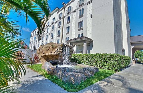 Orlando Hotel | 3-Unit Orlando Escapade, 10 Mins to Airport w/Pool Access & Free Breakfast