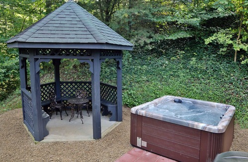 Pigeon Forge Ski Chalet | 3BR, sleeps 26, hot tub. Close to Dollywood!