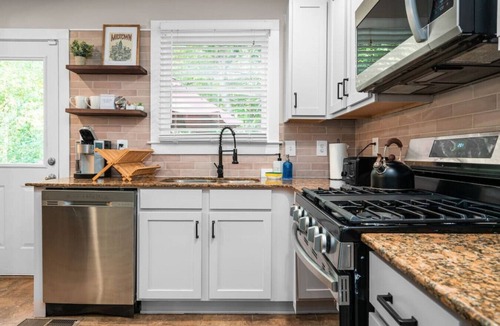 Belvedere Park House | 4 Beds 2 King Pet Friendly Serene Retreat