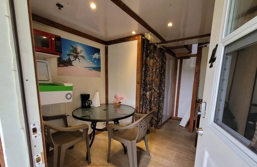 Pahoa Cabin | #4 Cabin private space in volcano with TV, Microwave and fridge