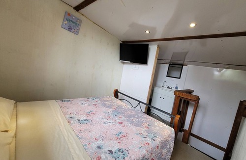 Pahoa Cabin | #4 Cabin private space in volcano with TV, Microwave and fridge