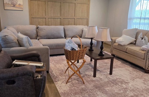 Jay House | 5-bedroom mobile home, 2 miles from America's Adventure Outdoor Park. Jay