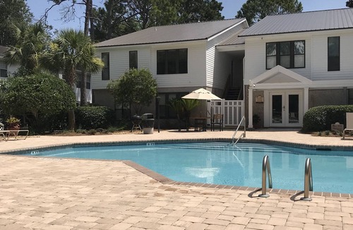 Saint Simons Island Condo | A retreat that can't be beat! 1 bed/1 bath, by the pool and close to everything