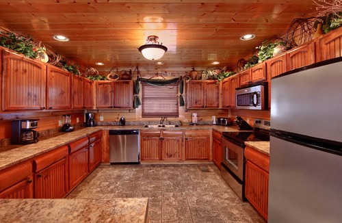 Sevierville Cabin | A+ Views! Near Dollywood, Hot Tub, Games, Resort Pool & Gym Sauna, Pet Friendly