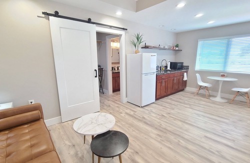 Keaau House | Air Conditioned! Cozy & Modern Style Studio King Bed Free Laundry