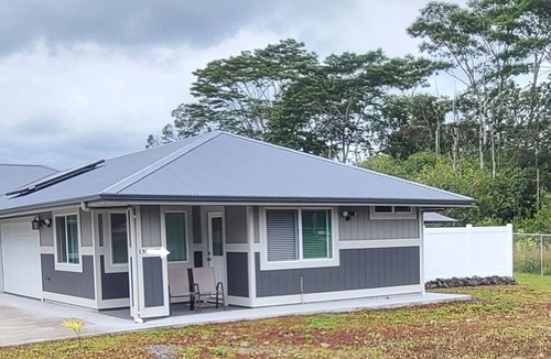 Keaau House | Air Conditioned! Cozy & Modern Style Studio King Bed Free Laundry