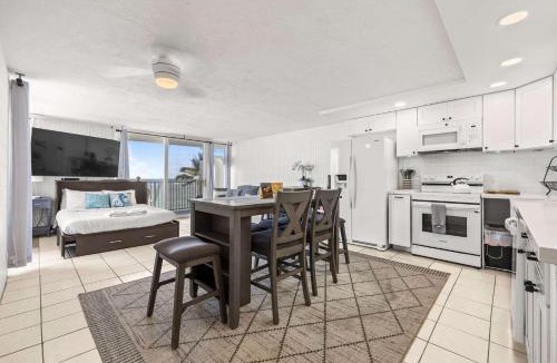 Punaluu House | Amazing Beachfront Condo with AC