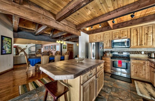 North Upper Truckee House | Available for the 4th and Celebrity Golf - Tahoe Chalet Downstairs living