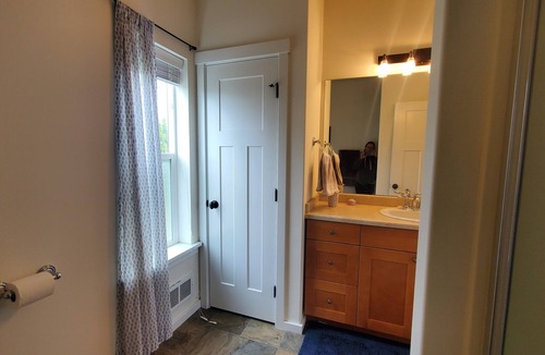 Sequim Cottage | Awesome 1-bedroom cottage in sunny Sequim for a relaxing stay