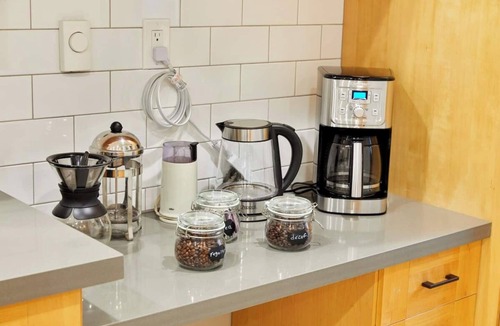 West Woodland House | Ballard Hot Tub Retreat + Fenced Yard + Walk to Cafes Dining & Breweries