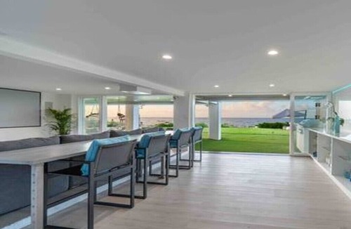 Kahuku House | Beach Front Stunner- 4 Bedroom 4 Bath