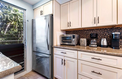 Historic Kailua Village House | Beach Haven at Malia Kai – Prime Location near downtown, Incredible Views & Pool