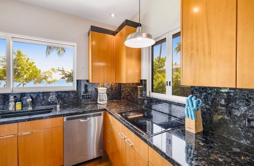 Eastern Honolulu House | Beachfront home with private hot tub, game room, beach views, grill, lanai