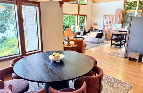 Eglon House | Beachfront Luxury Retreat: Hot Tub, 3 King Beds + Ensuites, Stunning Sea Views