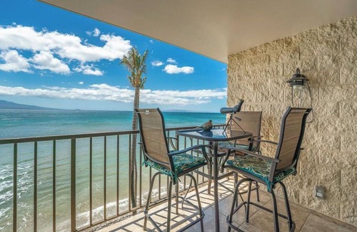 Maalaea Condo | Beachfront ocean View Condo With Unobstructed Ocean Views. 5 star reviews *