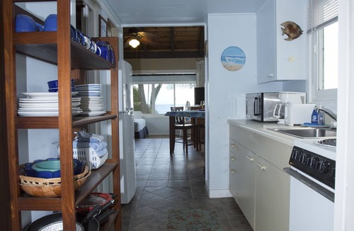Punaluu Cottage | Beachfront Studio Cottage