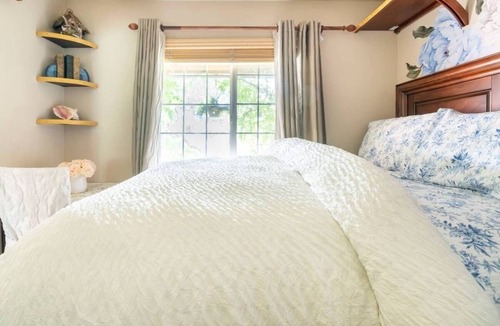 Holly House | BEAUTIFUL COZY ROOM