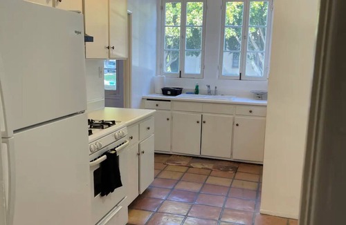 Pico - Robertson Apartment | Best location, Corner, Chic 2-bedroom with WiFi, AC in beautiful Los Angeles