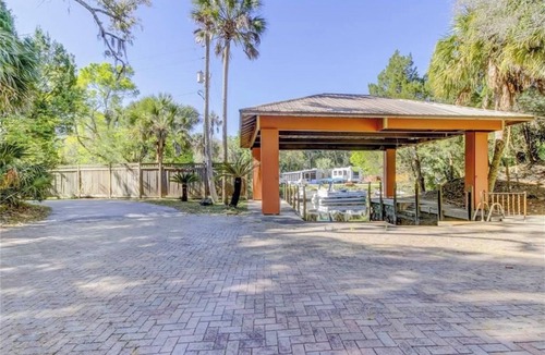 Homosassa House | BlueMoon lodge. Resort style getaway on the water. Close to everything 40 acre.