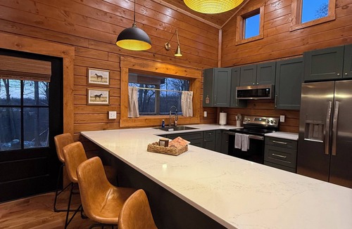 Stanton Cabin | Brand New! The Wiske Lodge- Hot Tub. Starlink Wifi. Pool Tble. Pinball Near RRG