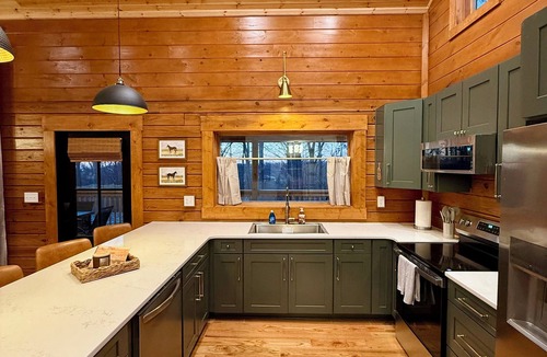 Stanton Cabin | Brand New! The Wiske Lodge- Hot Tub. Starlink Wifi. Pool Tble. Pinball Near RRG