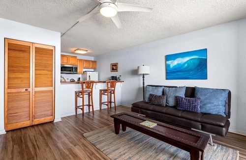 Historic Kailua Village Condo | 🏖️Breathtaking Ocean Front | AC | Next to Beach & Town